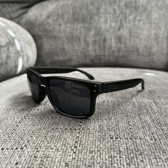 Oakley Holbrook Sunglasses 009102 Black Lenses-Black Matte Frame - Picture 4 of 14